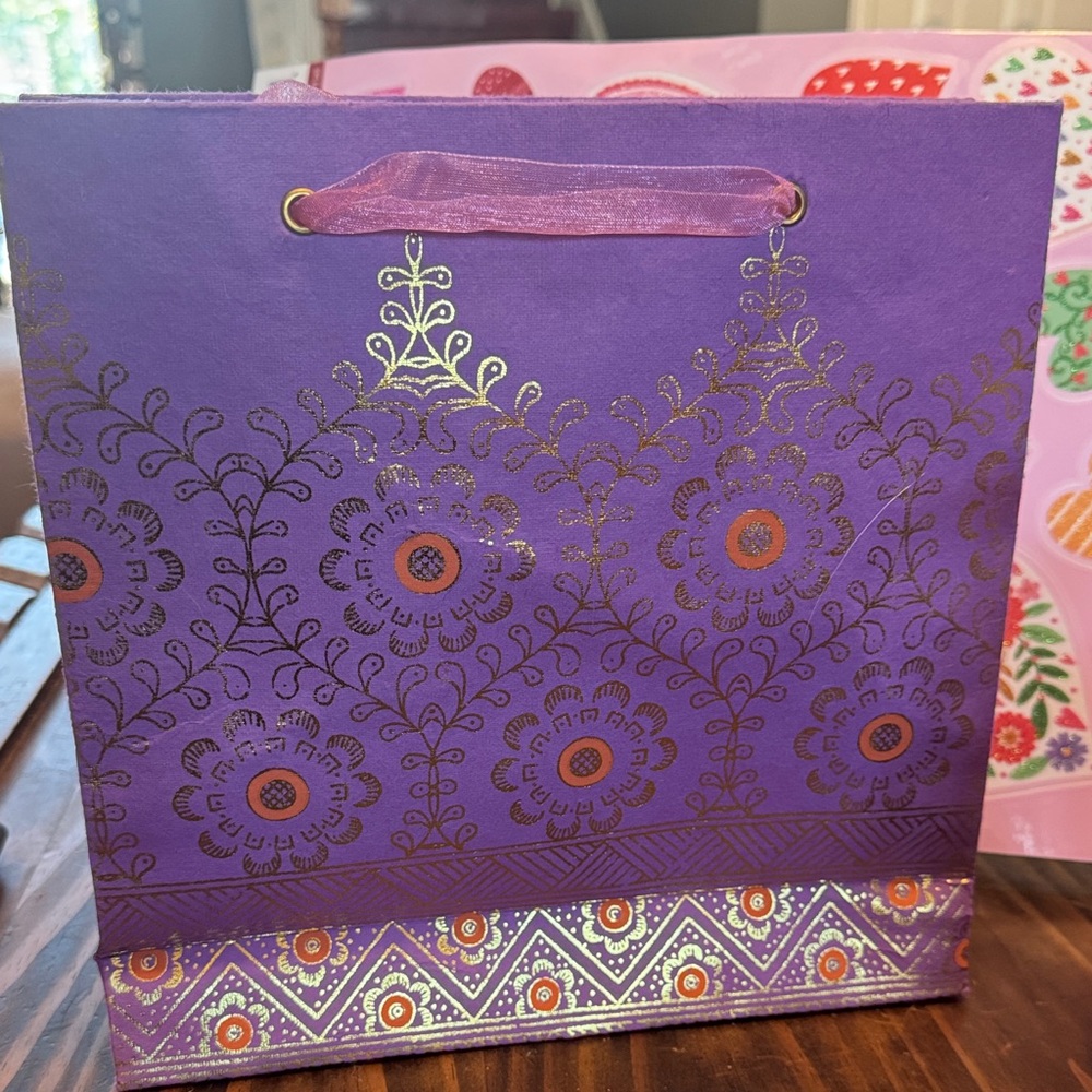 Bath & Body Works Fresh Cut Lilacs Collection - Purple and White - Picture 4 of 4